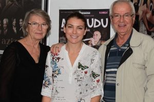 &Ouml;zge &Ouml;zberk ailesiyle tiyatro keyfi yaptı