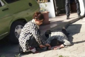 Sırtında bı&ccedil;akla hastaneye kaldırıldı