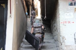 Diyarbakır'da &ccedil;ok sayıda adrese operasyon