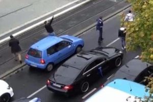 Polisin aradığı adam d&uuml;ğ&uuml;n konvoyunda yakalandı