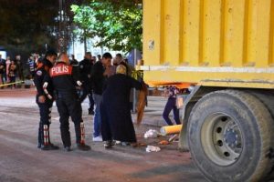 Hafriyat kamyonunun &ccedil;arptığı kadın &ouml;ld&uuml;