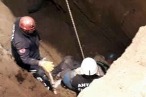 Bah&ccedil;e kazısında 2 kişi g&ouml;&ccedil;&uuml;k altında can verdi