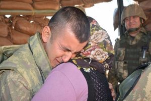 Sınırda n&ouml;bet tutan askerle ailesinin duygulandıran buluşması