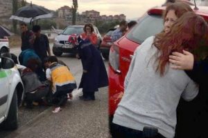 Kadın doktor hasara bakmak i&ccedil;in aracından indi iki ara&ccedil; arasında kaldı!
