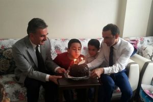 Bursa Gemlik'te minik Beytullah'a s&uuml;rpriz doğum g&uuml;n&uuml;