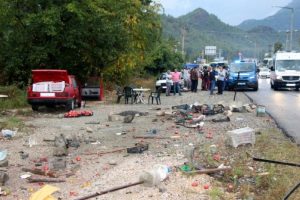Kamyon, yol kenarındaki nar satıcısına &ccedil;arptı