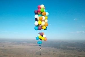 100 balon ve bir kamp sandalyesi ile havalandı