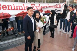 Taksim Meydanı'nda pankartlı, m&uuml;zikli evlenme teklifi