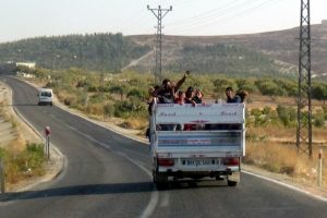 Kamyonet kasasında tehlikeli yolculuk