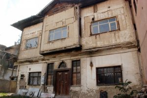 Restore ettiremediği eski vali konağını satışa &ccedil;ıkardı