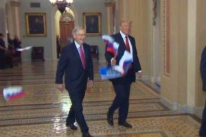 Trump'a Rusya bayraklı protesto: "Vatan haini"