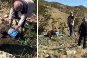 Yemek yerken kafası sıkıştı, iş&ccedil;iler kurtardı