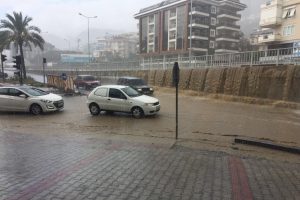 Kavşak şelaleye, yollar nehre d&ouml;nd&uuml;