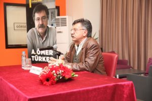 Yazar T&uuml;rkeş Bursa'da konuştu: T&uuml;rkiye'de ideolojik eleştiri y&ouml;ntemi &ccedil;alışıyor