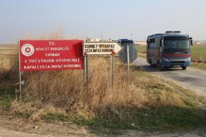 Cezaevine giden avukatta şarj cihazı bulundu