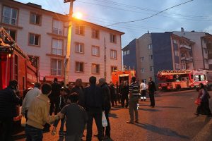 &Ccedil;akmakla oyun yangın &ccedil;ıkardı