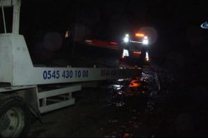 Sağanak yağışta dere taştı, yollar kapandı