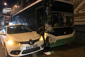 Bursa'da yolcu otob&uuml;s&uuml;n&uuml; fark etmeyen s&uuml;r&uuml;c&uuml; kazaya sebep oldu