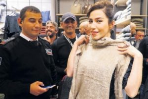 Burcu G&uuml;neş, kasiyerlik yaptı