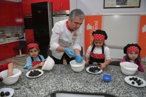 Bursa'da anaokulu &ouml;ğrencileri pasta yapmayı &ouml;ğrendi