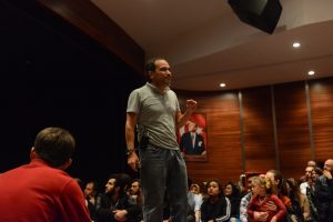 İzg&ouml;ren, Bursa'da İneg&ouml;ll&uuml;lere gazete kağıdından paraş&uuml;t yapmayı anlattı