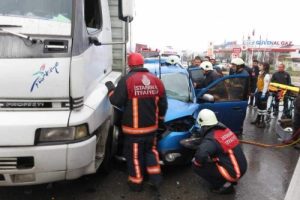 TIR'a &ccedil;arpan otomobilde kurtarılmayı bekledi