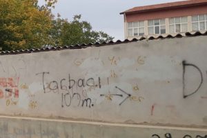 Bu yazı tepki &ccedil;ekti: Hem de okul duvarında