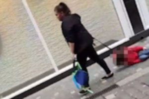 Bakışlara aldırmadı! &Ccedil;ocuğunu yerde s&uuml;r&uuml;kledi