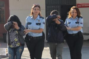 'Masaj yapayım' diye g&ouml;t&uuml;r&uuml;p dolandırdı