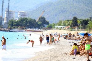 Burası Antalya: İnsanlar denizde