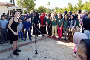Ezo Sunal, gitar &ccedil;aldı; &ccedil;ocuklarla şarkılar s&ouml;yledi
