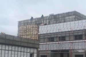 Paralarını alamadıklarını iddia eden iş&ccedil;iler &ccedil;atıya &ccedil;ıktı