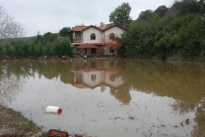 Evleri sular altında kalan vatandaşlar yardım bekliyor
