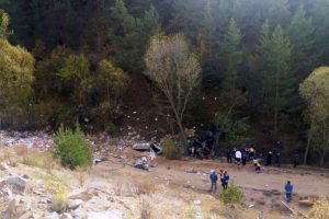 Tır dereye yuvarlandı: 1 &ouml;l&uuml;, 1 yaralı