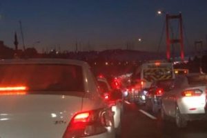 K&ouml;pr&uuml;de trafiği fel&ccedil; eden kaza!