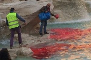 Tarihi &ccedil;eşmeye kırmızı boya d&ouml;kt&uuml;