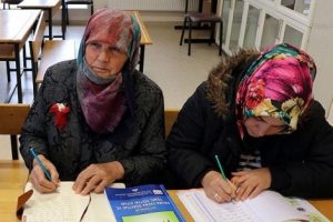 Okuma yazmayı 72 yaşında &ouml;ğrendi
