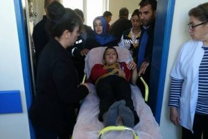 &Ouml;ğrenci servisi ile otomobil &ccedil;arpıştı: 12 yaralı