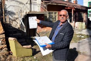 Evi y&uuml;ksek binaların arasına hapsoldu