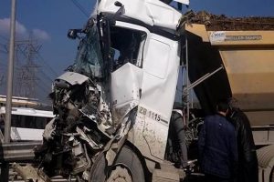 Kamyon kazası trafiği kilitledi