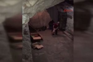 İstanbul'da hamal kılığına giren polis t&uuml;t&uuml;n ka&ccedil;ak&ccedil;ılığını ortaya &ccedil;ıkardı