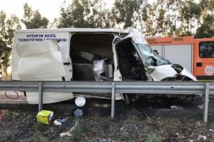 Minib&uuml;s TIR'a &ccedil;arptı: 2 yaralı