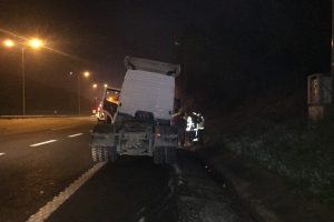 Otoyolda ters şeritten ilerleyen tır, trafikte dehşet sa&ccedil;tı