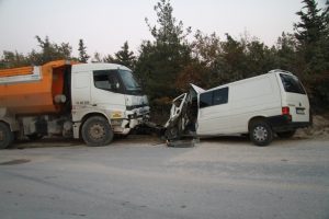 Bursa'da kamyon ile minib&uuml;s kafa kafaya &ccedil;arpıştı: 1 &ouml;l&uuml;