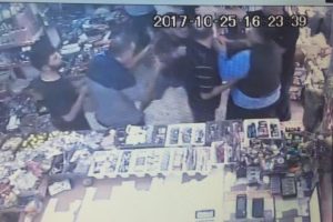 Uyuşturucu parası i&ccedil;in engelli genci d&ouml;verek gasp etti