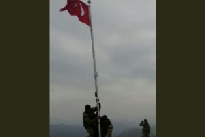 T&uuml;rk askeri Kuzey Irak'taki Kokozer Dağı'na bayrak dikti