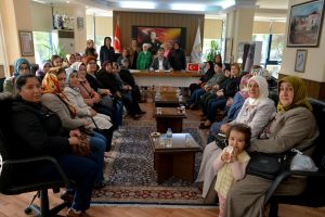 Bursa'da kaldırım işgalini bitiren &Ouml;zkan'a kadınlardan teşekk&uuml;r