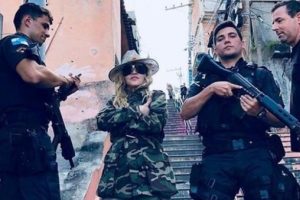 Madonna'nın Brezilya polisi ile fotoğrafına tepki yağdı