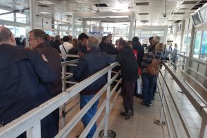 Sarp Sınır Kapısı'nda yaya ge&ccedil;işinde uzun kuyruklar oluştu
