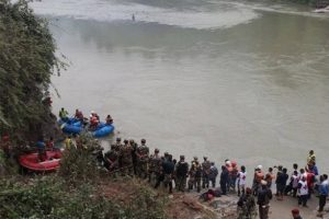 Nepal'de otob&uuml;s nehre u&ccedil;tu, &ouml;l&uuml; sayısı artıyor